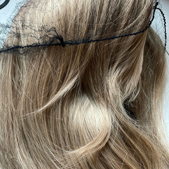 NWT 14” butter beige light layers shoulder length straight blonde wig dark roots - Picture 8 of 16